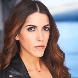 Andrea Lareo 飾演 Halima (Azafata Tierra)