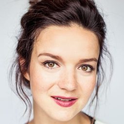 Ève Saint-Louis 飾演 Lucie