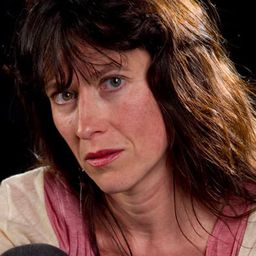 Véronique Fauconnet 飾演 La serveuse