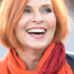 Sari Havas - Born American演員 飾演Girl at Party