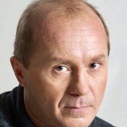 Andrei Panin 飾演 Viktor Sergeevich