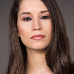 Melissa Macedo 飾演 Mia