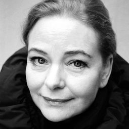 依亞·朗哈默 飾演 Helen