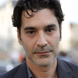 Christoforos Papakaliatis 飾演 Giorgos