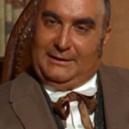 Gianni Rizzo 飾演 ministro Euclide