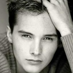 Derek Lee Nixon 飾演 Tyler Jensen