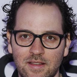 Sam Gold 飾演 Alfonse