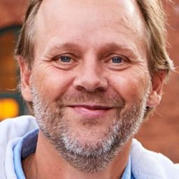 Tomas Villum Jensen 飾演 Arne