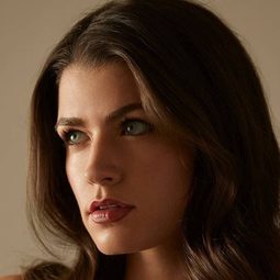 Maria Taylor 飾演 Maria