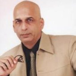 Saurabh Dubey 飾演 Dr. Akhilesh Trivedi