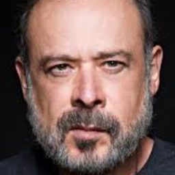 Irineo Alvarez 飾演 Tano