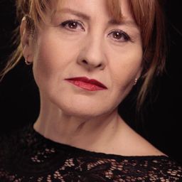 Özlem Türkad 飾演 Pakize