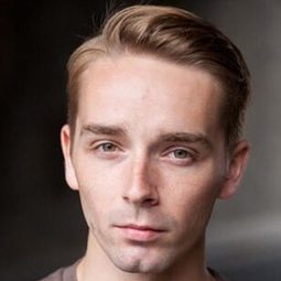 Liam Mower 飾演 The Angel