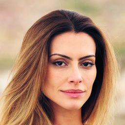 Cléo Pires 飾演 Francis