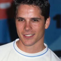 史考特·維克尤斯 - 痞子把辣妹演員 飾演Stu