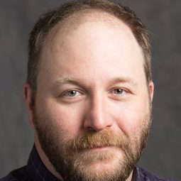 Steve Pacaud 飾演 Fireman