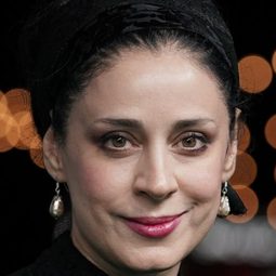Maryam Moghaddam 飾演 Mina