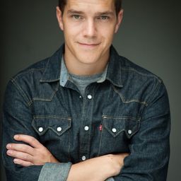 Jeremy Schuetze 飾演 Sergeant Howe