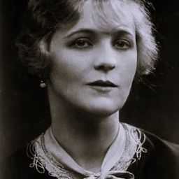 Margaret Bannerman 飾演 Alice Carmel