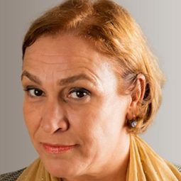 Nalan Örgüt 飾演 Ayşe'nin Annesi