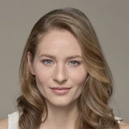 Ana del Arco 飾演 María