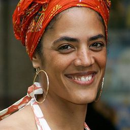 Sara Powell - 去年聖誕節演員 飾演Casting Director