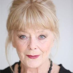 Irene Wood 飾演 Hana