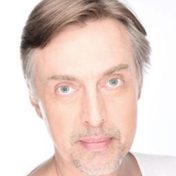 Alexei Loparevich 飾演 Old Dacha Dweller