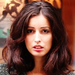 Baya Rehaz 飾演 Audrey