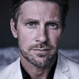 Linus Wahlgren 飾演 Simon