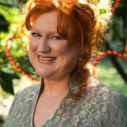 Julie McGregor 飾演 Kate O'Brien