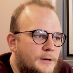 Jakob Svarre Juhl 飾演 Gartner