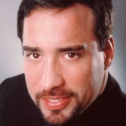 Richard Berstein 飾演 Aye