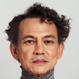 Jon Santos 飾演 