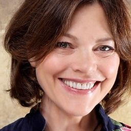 Alexandra Kazan 飾演 Elisabeth