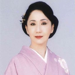 白石奈緒美 飾演 Geisha Yaeji