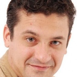 Mikhail Safronov 飾演 Ivanovich