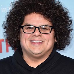 Aris Alvarado 飾演 Vega