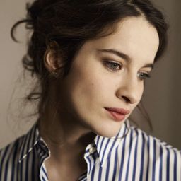 Rebecca Marder 飾演 Emma