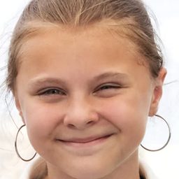 Maya Vanderbeque 飾演 Nora