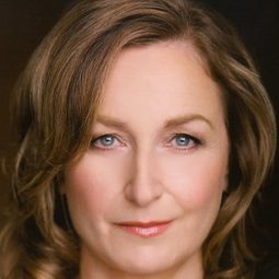 Catherine McNally 飾演 Mary Anne Trump
