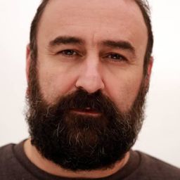 Mehran Ahmadi 飾演 Kazem