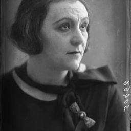 Tatyana Pavlova 飾演 Antonia, la governante