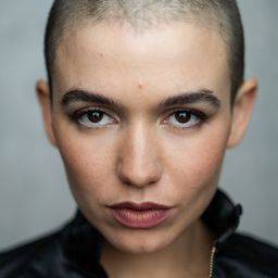 Flavia Watson 飾演 Gemma