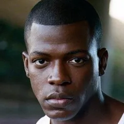 Cedric Sanders 飾演 Officer Mark