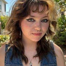 克萊兒·吉兒 飾演 Beeze Dwyer