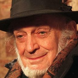 Piotr Skrzynecki 飾演 Uncle Fülöp