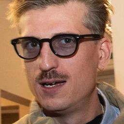 Man Mourentan 飾演 Mou