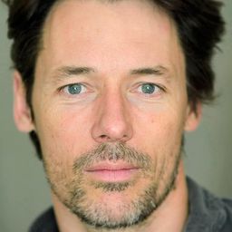 Stéphane Brel 飾演 Mathieu