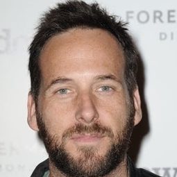 萊恩·歐南 - Echoes of War演員 飾演Dillard McCluskey